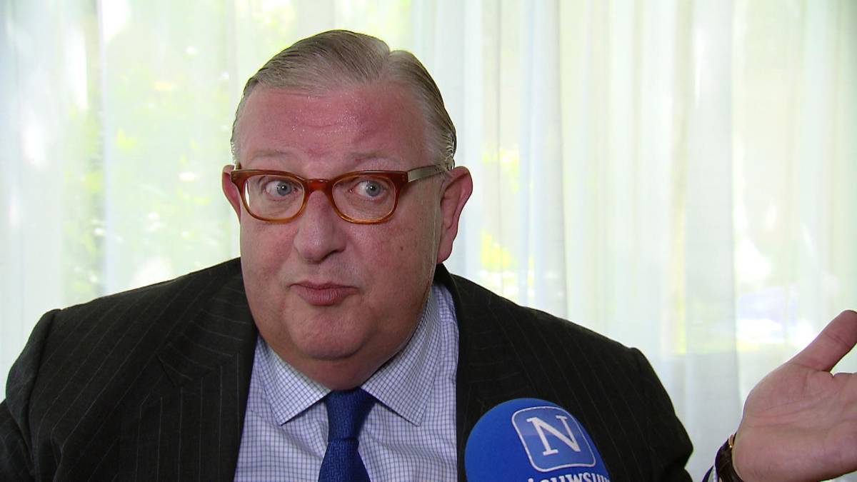 'Keizer stuurt iedereen met een kluitje in het riet'