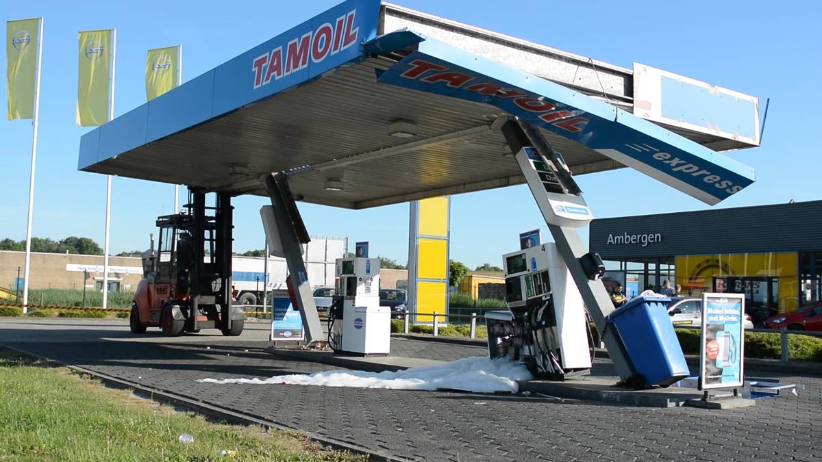 Vrachtwagen ramt tankstation in Winschoten