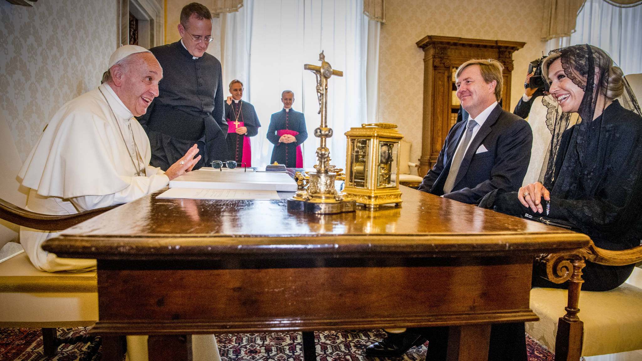 Koninklijk paar 'gezellig op bezoek' bij de paus NOS Koninklijk paar 'gezellig op bezoek' bij de paus NOS