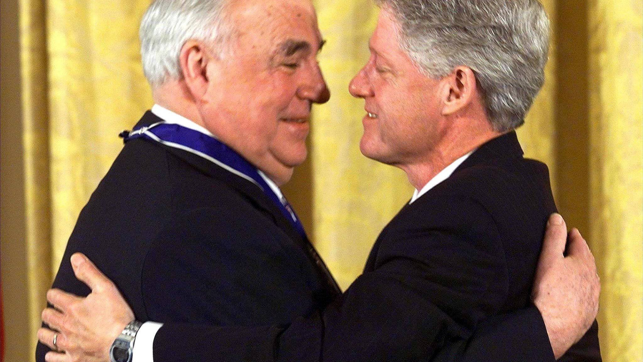 Clinton emotioneel over Kohl je hebt iets heel goeds