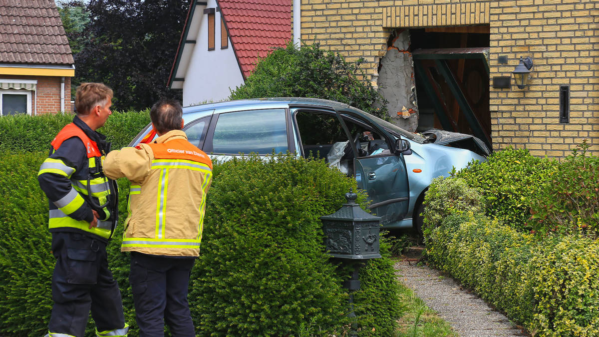 Automobilist rijdt huis in Brabantse Neerkant binnen