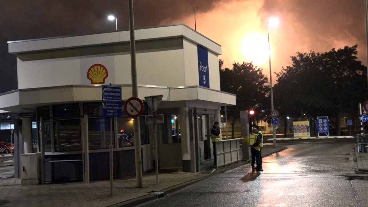 Raffinaderij Shell Pernis compleet stilgelegd na grote brand