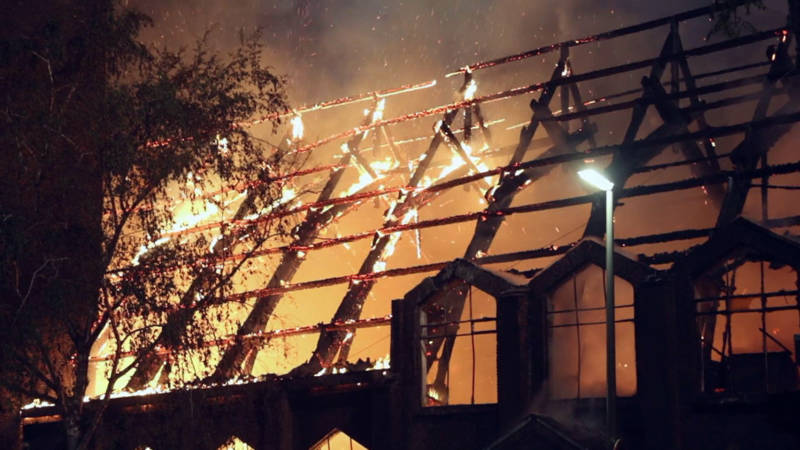 Kerk in Rotterdam verwoest door grote brand
