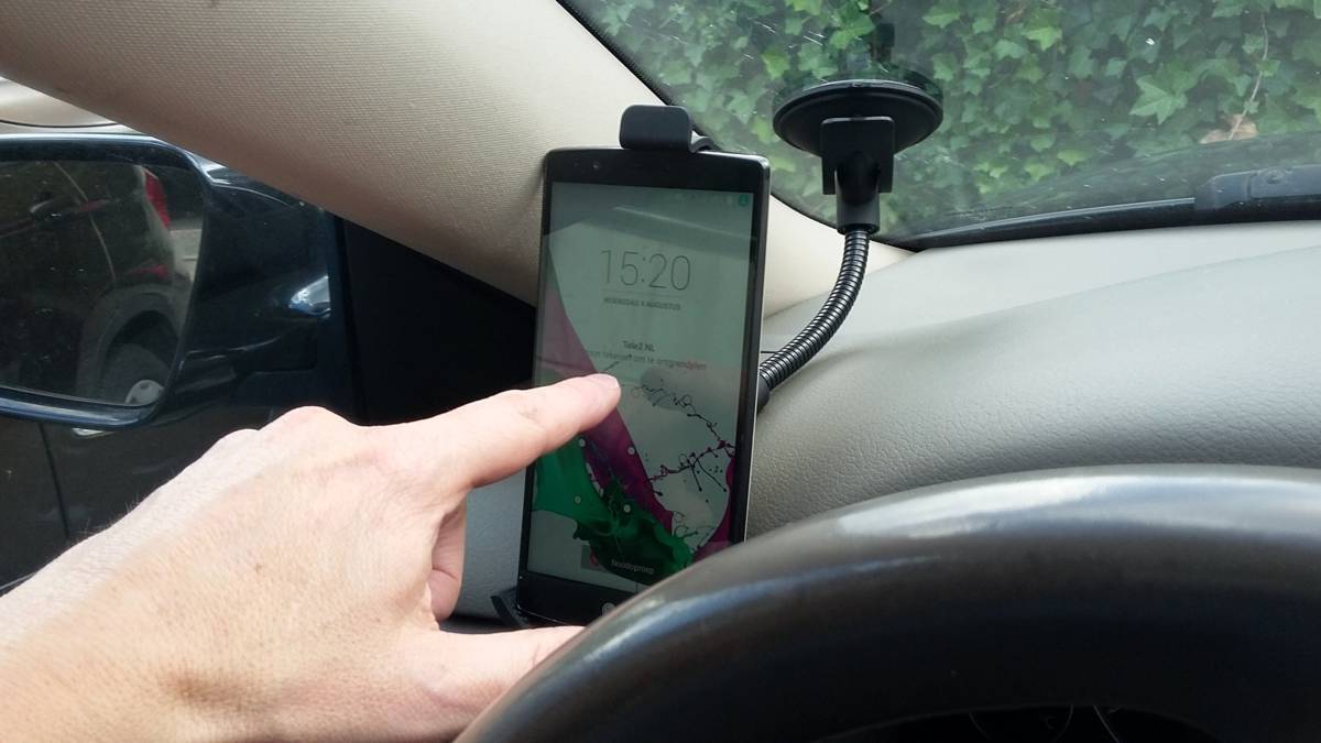 Ook boete voor bedienen telefoon in houder op dashboard