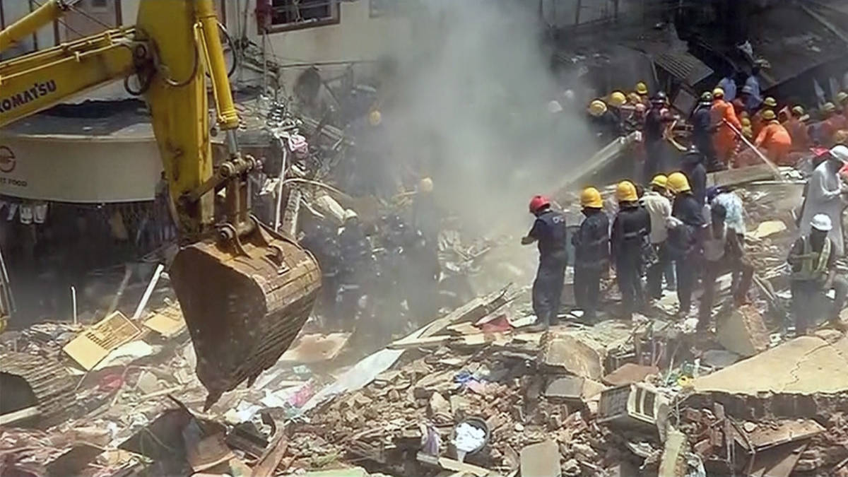 Flatgebouw Mumbai ingestort na overvloedige regenval