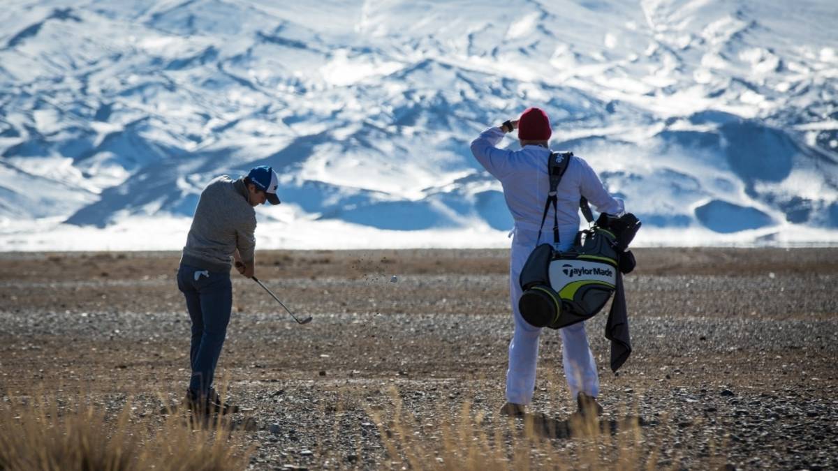 ?Golfers spelen langste hole ooit: 20.093 slagen door Mongolië