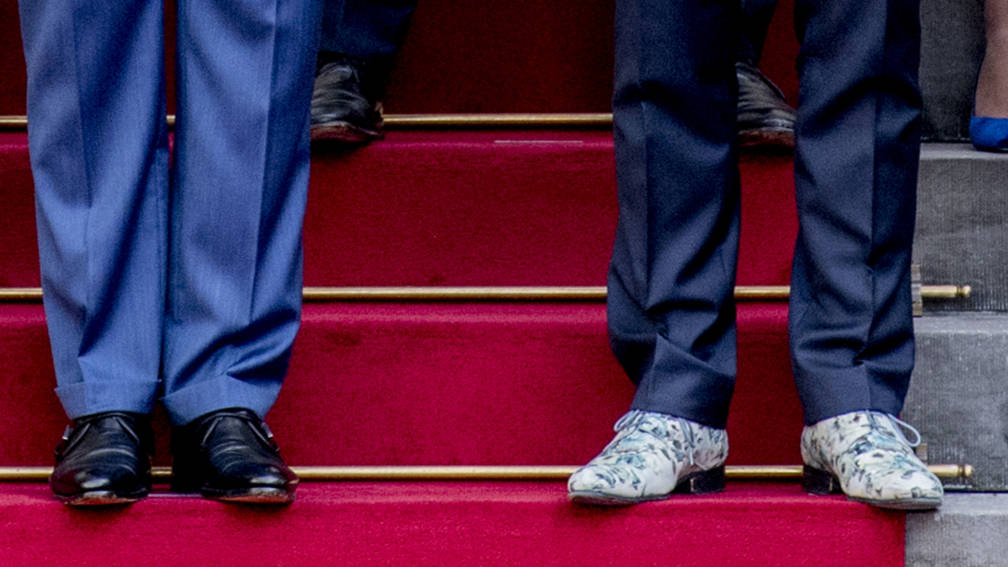 Ophef over de witte schoenen van minister De Jonge op het bordes