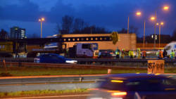 Chaos op A16 na dodelijk ongeluk met vrachtwagens, files nemen af. Chaos op A16 na dodelijk ongeluk met vrachtwagens, files nemen af.