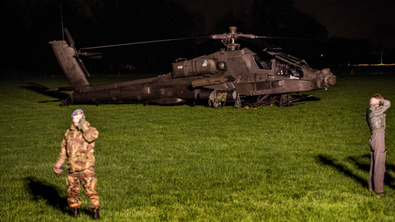 Apache na ongeluk bij Culemborg onderweg naar thuisbasis. Apache na ongeluk bij Culemborg onderweg naar thuisbasis.