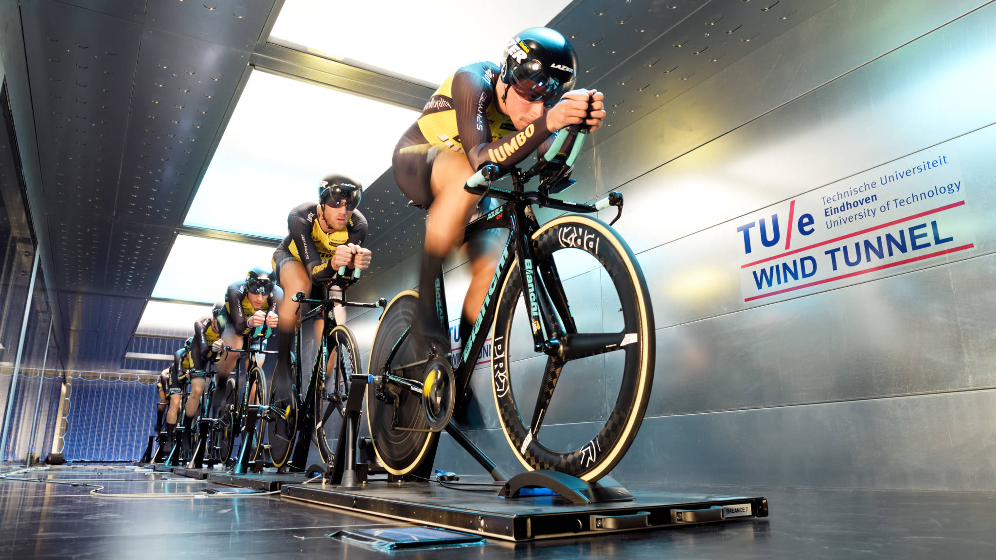 Wielrenners zoeken weg van minste weerstand in nieuwe windtunnel NOS Wielrenners zoeken weg van minste weerstand in nieuwe windtunnel NOS