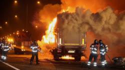 Vrachtwagen in brand na botsing met pijlwagen. Vrachtwagen in brand na botsing met pijlwagen.