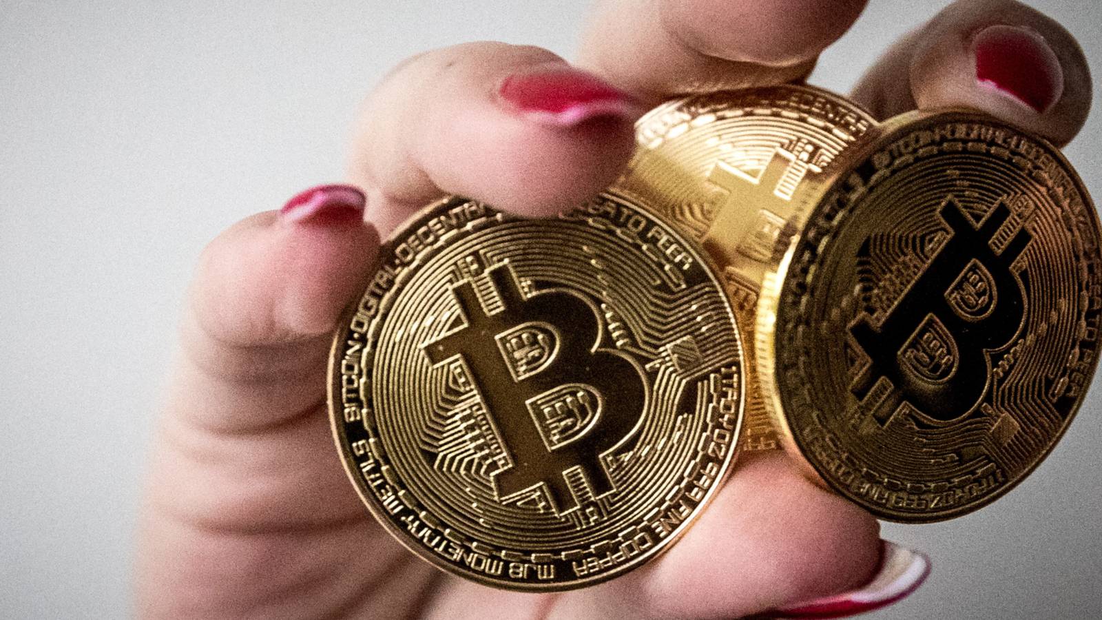 Waar doe ik goed aan: sparen, een huis kopen, of toch maar bitcoins?