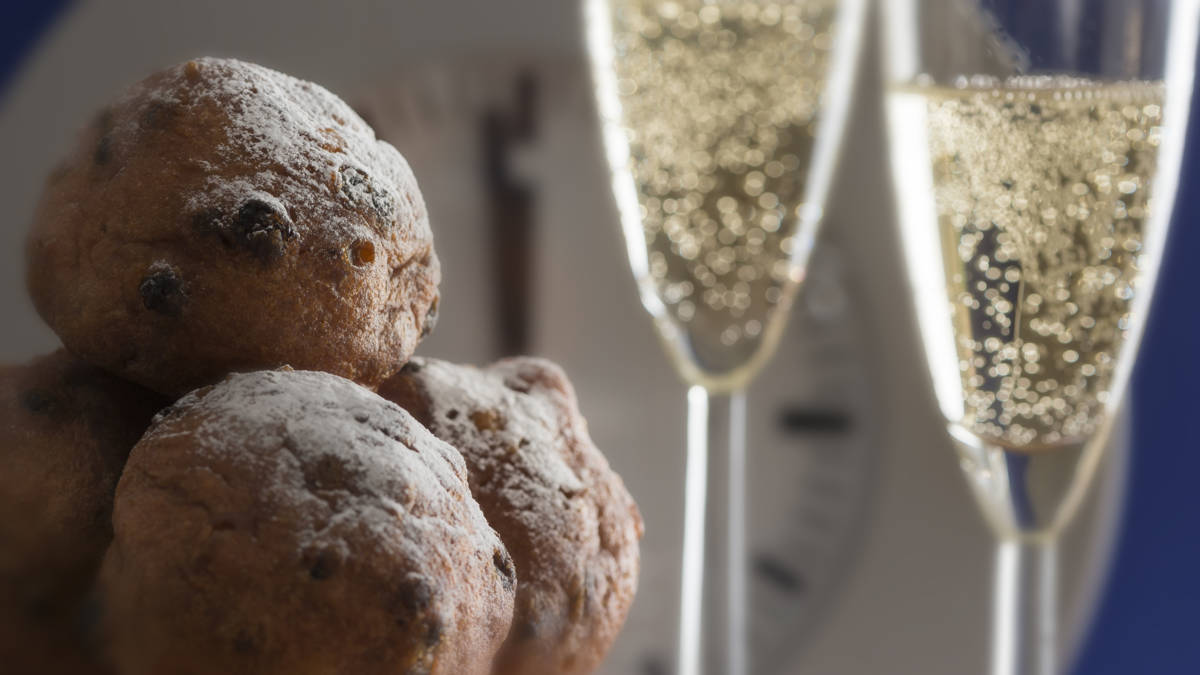In Nederland hebben we de oliebol, maar wat eten ze over de grens?