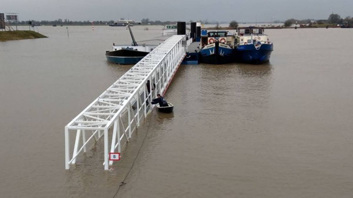 Loopbruggen in Rijn bij Lobith blijken bij hoogwater te kort