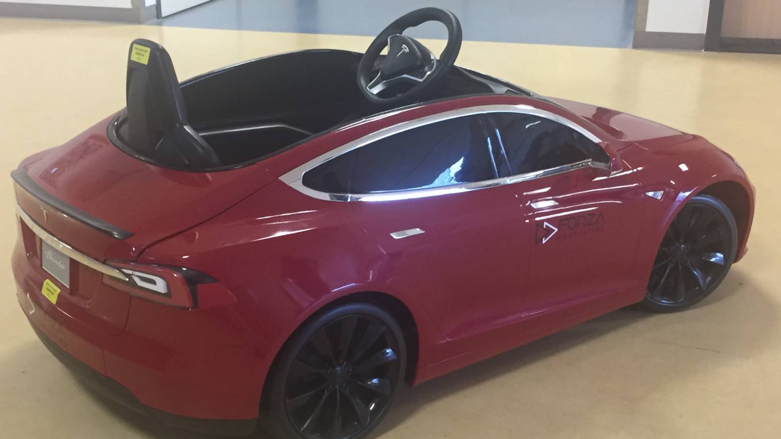 Dankzij mini-auto gaan kinderen 'met een big smile de operatiekamer in' |  NOS