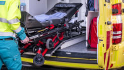 Ambulancebestuurder panikeert en laat patiënt achter na ongelukje. Ambulancebestuurder panikeert en laat patiënt achter na ongelukje.
