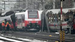 Dode en 15 gewonden bij treinongeluk in Oostenrijk. Dode en 15 gewonden bij treinongeluk in Oostenrijk.
