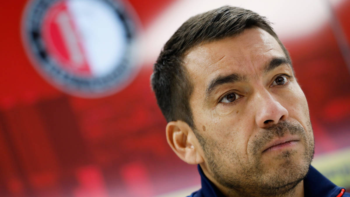 Van Bronckhorst denkt nog niet aan opstappen