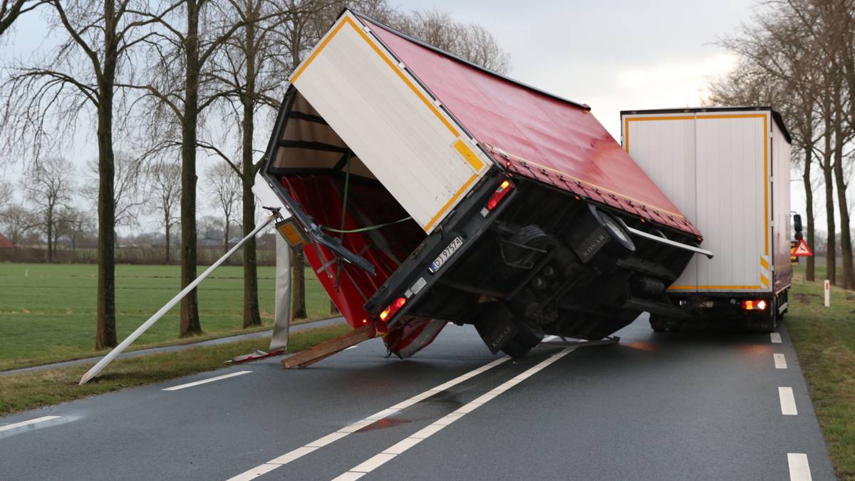 Al staat er windkracht 12, vrachtwagens mogen blijven rijden Al staat er windkracht 12, vrachtwagens mogen blijven rijden