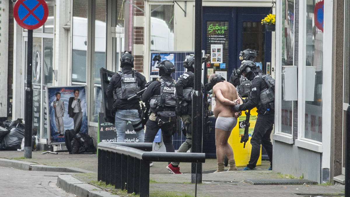 Twee jaar cel en tbs voor gijzelnemer met nepbomvest