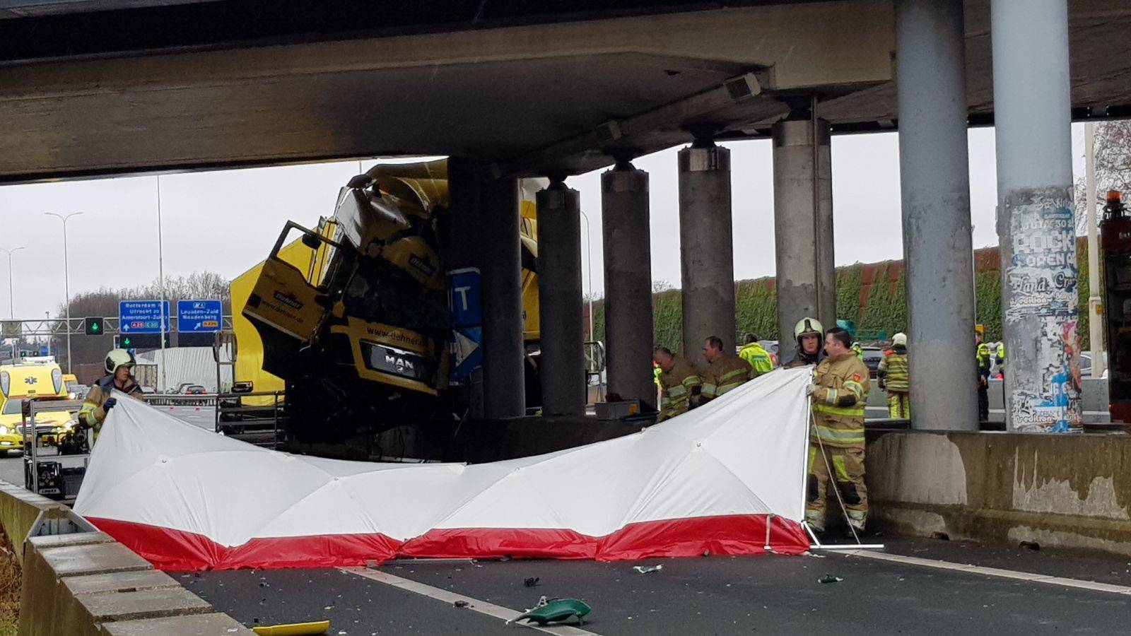 A28 tot 18.00 uur dicht na dodelijk ongeluk bij Leusden NOS A28 tot 18.00 uur dicht na dodelijk ongeluk bij Leusden NOS