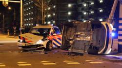 Agent gewond aan arm door botsing politieautos in Amstelveen. Agent gewond aan arm door botsing politieautos in Amstelveen.