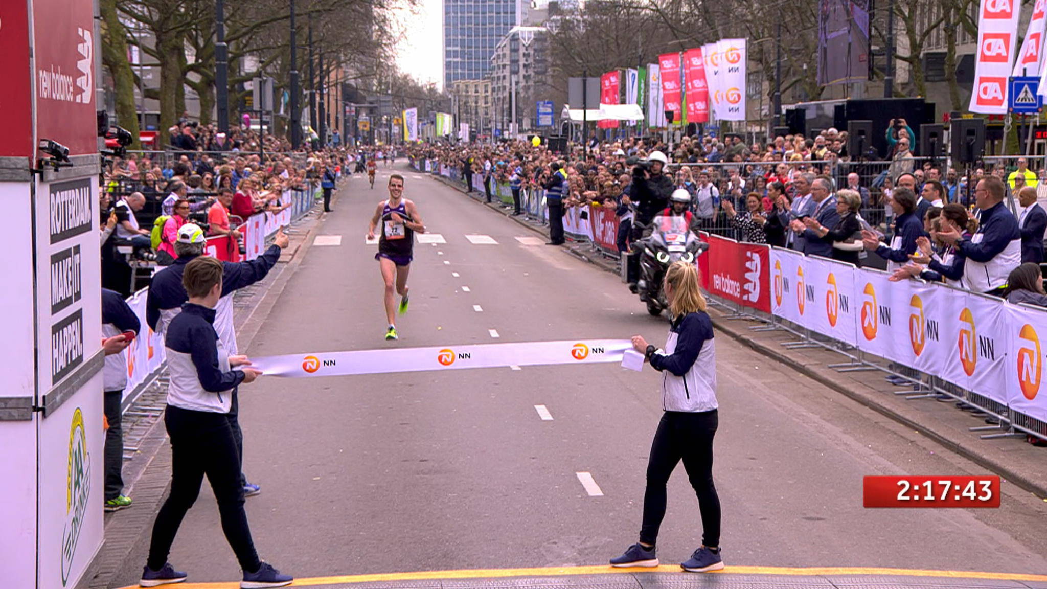 De Vries beste Nederlander op marathon: heerlijk gevoel | NOS