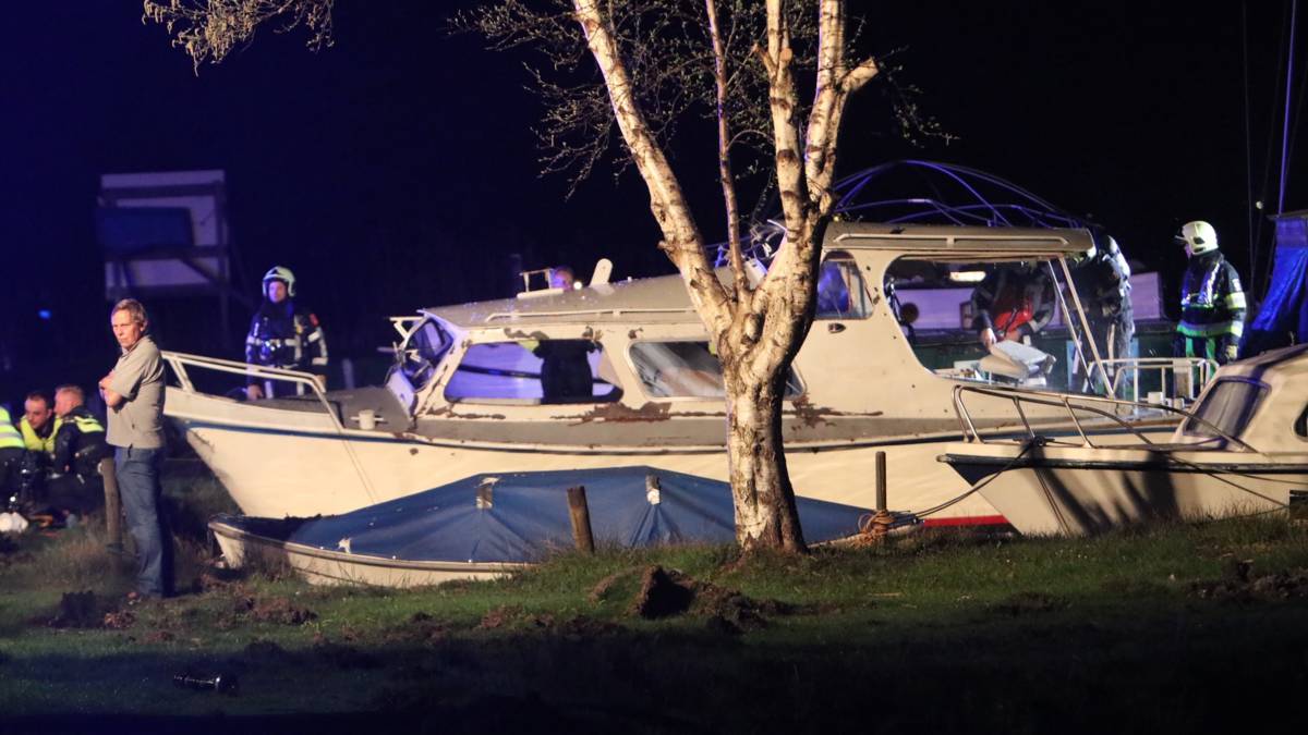 Twee zwaargewonden door gasexplosie op jacht in Terherne - NOS