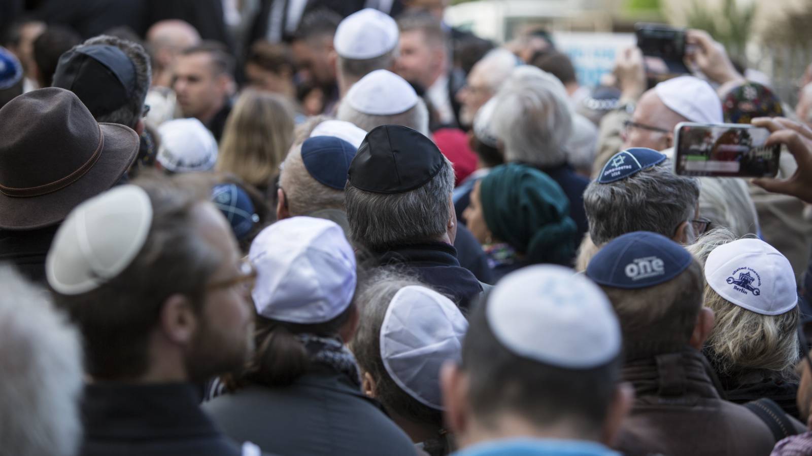 'Mijn buurvrouw is Joods, ik draag dit keppeltje voor haar' | NOS