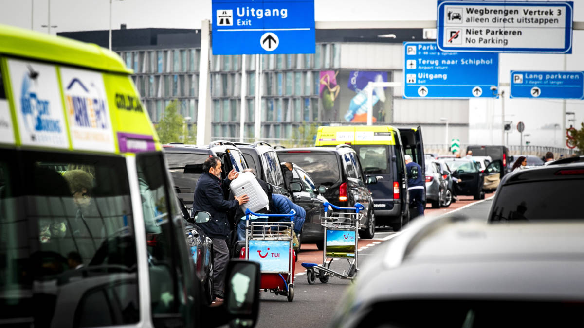 Kiss & ride bij Schiphol gaat mogelijk geld kosten