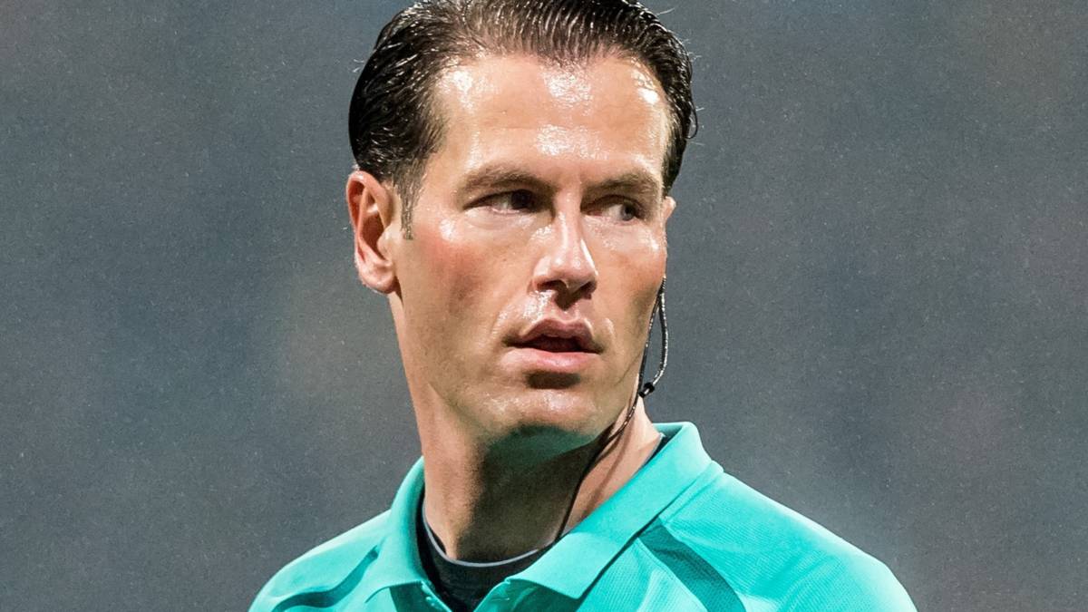 Videoref Makkelie aan het werk op WK voetbal