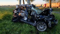 Auto verwoest door twee botsingen. Auto verwoest door twee botsingen.