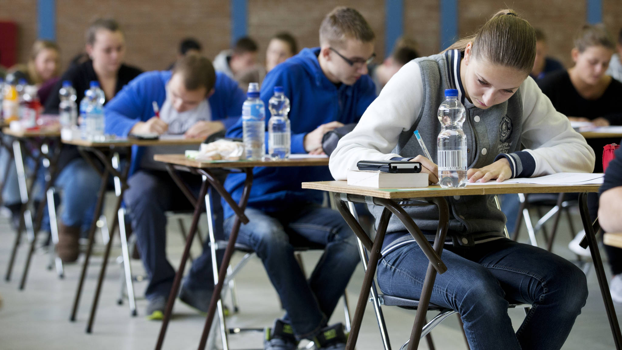 Opnieuw ophef over niveau vwoexamen Frans 'Verdrietig de zaal uit' NOS