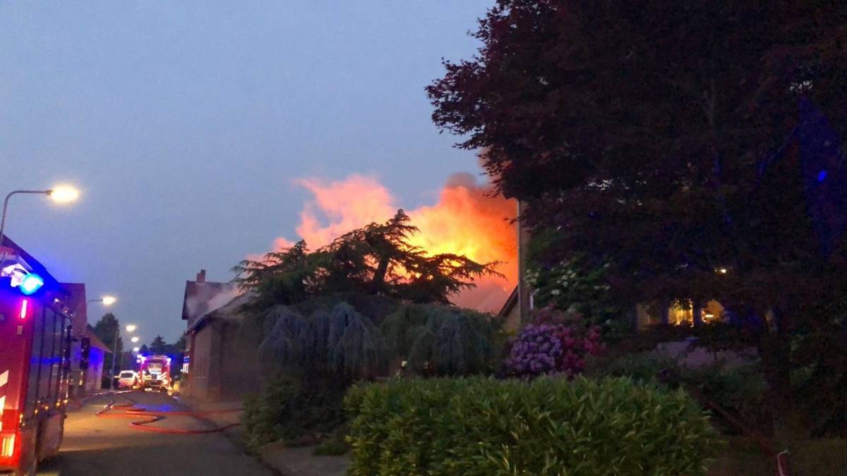 Woonboerderij brandt af in Schimmert