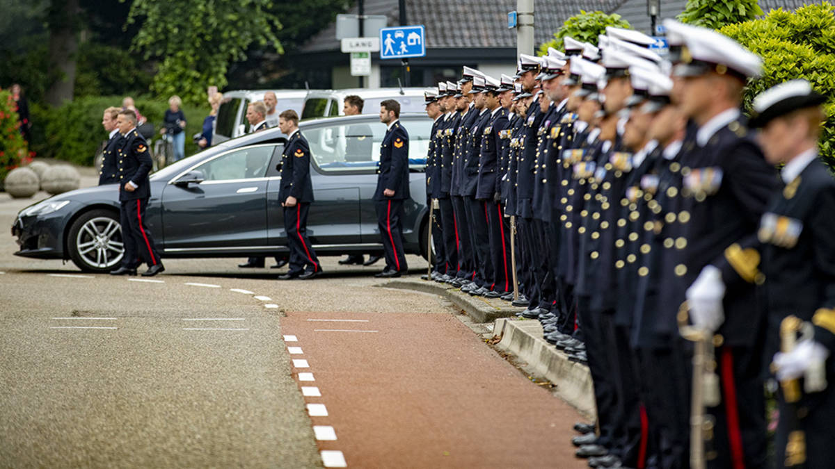 Honderden mariniers bij uitvaart voor verongelukte collega