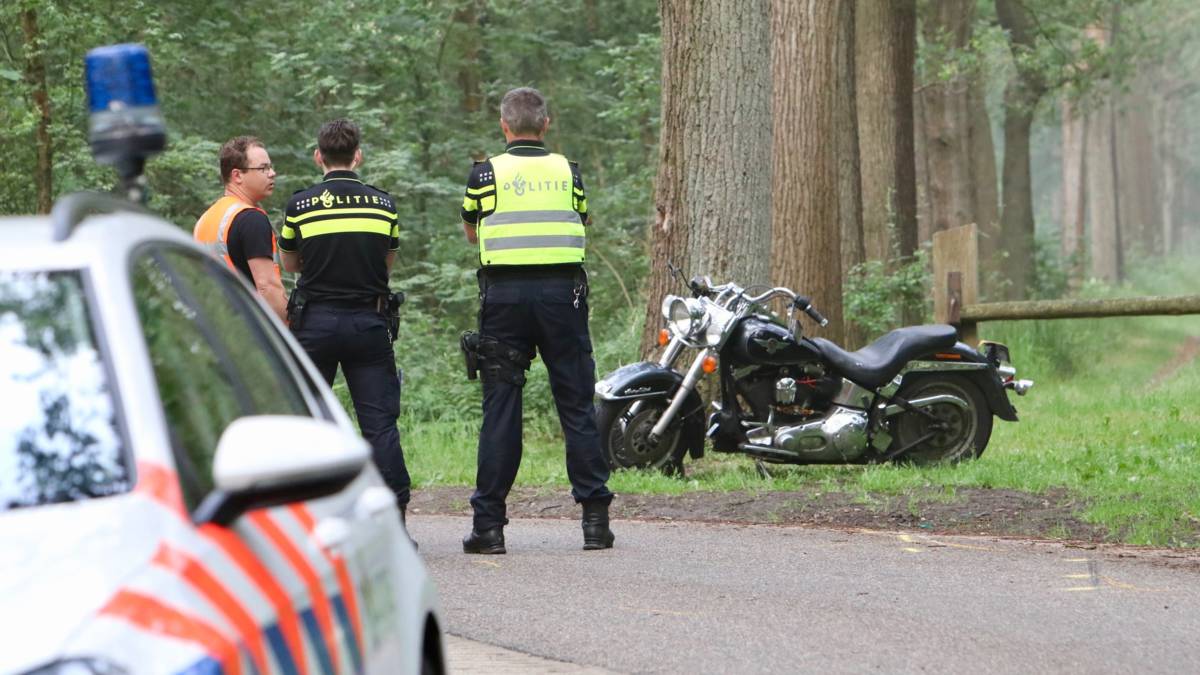 Motor botst tegen boom bij vlucht voor politie: twee zwaargewonden