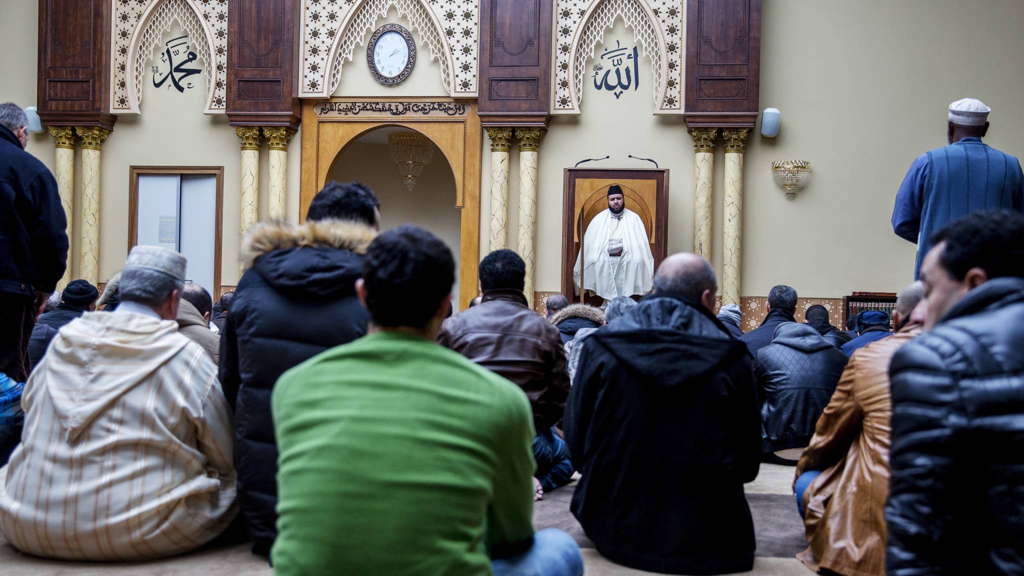 Steeds meer Nederlandse moslims houden zich vast aan hun geloof