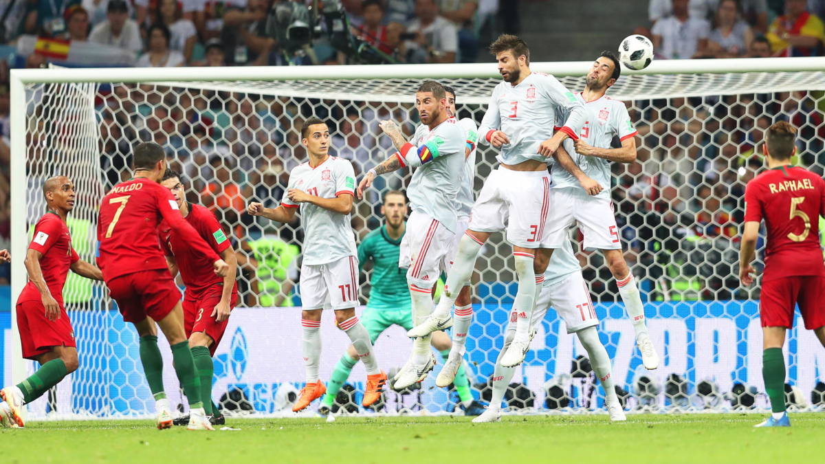 Portugese commentator uit z'n dak na geniale vrije trap Ronaldo