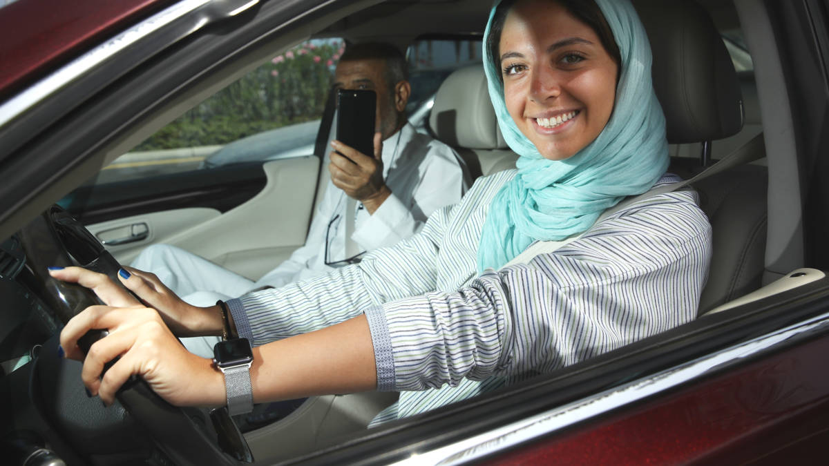 Vrouwen in Saudi-Arabië mogen vanaf vandaag autorijden