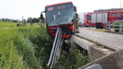 Gewonde bij ongeluk met bus in Mijdrecht. Gewonde bij ongeluk met bus in Mijdrecht.