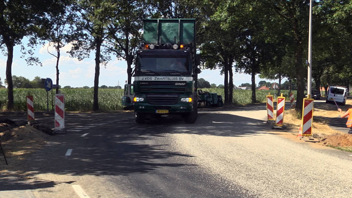 Drentse gemeente strooit split in strijd tegen plakkend asfalt