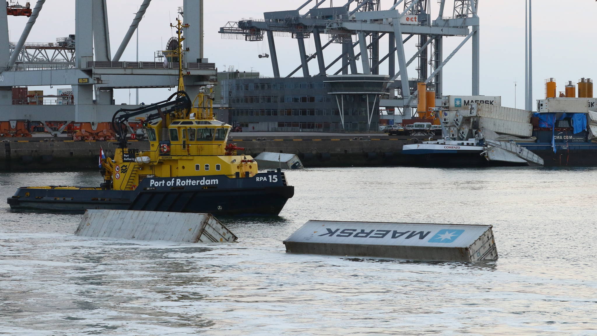 Zeecontainers vallen in de Rotterdamse haven