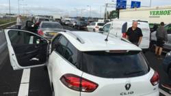 Verkeershinder op A4 bij Hoofddorp richting Den Haag na ongeval. Verkeershinder op A4 bij Hoofddorp richting Den Haag na ongeval.