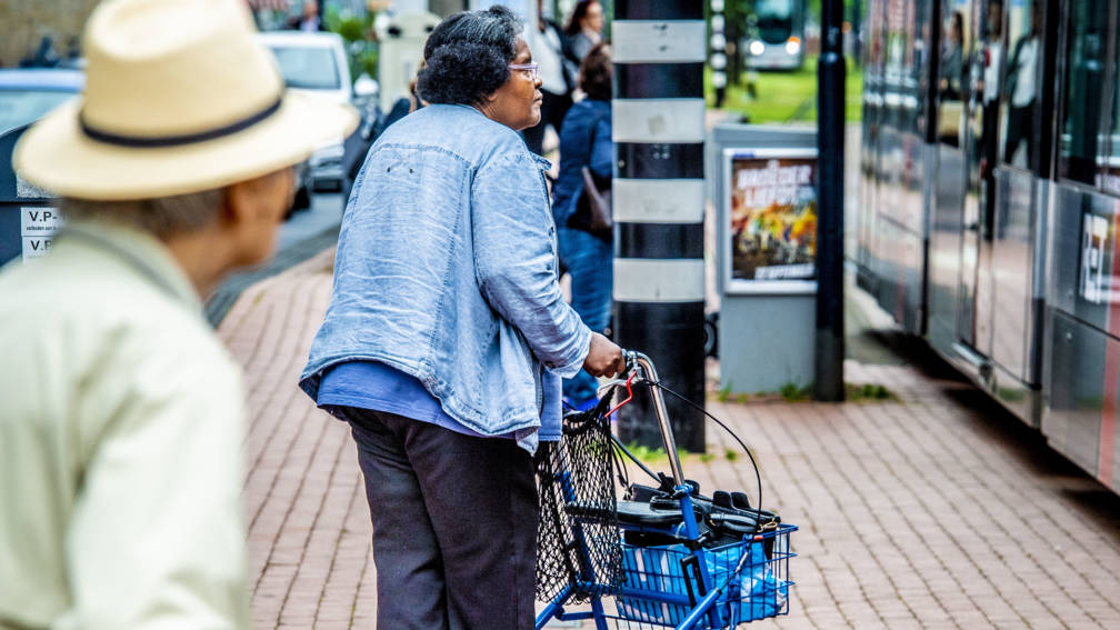 Mensen in Nederland worden steeds ouder NOS Jeugdjournaal Mensen in Nederland worden steeds ouder NOS Jeugdjournaal
