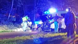 Twee doden bij frontale botsing met boom in Assen. Twee doden bij frontale botsing met boom in Assen.