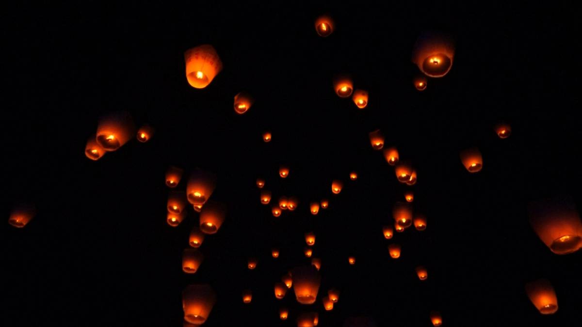 Honderden lichtjes zweven door de lucht tijdens feest Honderden lichtjes zweven door de lucht tijdens feest