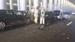 Ongeluk met vijf autos na verkeersruzie midden op A1. Ongeluk met vijf autos na verkeersruzie midden op A1.