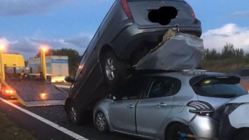 Autos op elkaar gestapeld bij kettingbotsing op A15. Autos op elkaar gestapeld bij kettingbotsing op A15.