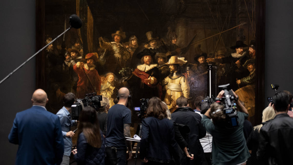 Nachtwacht van Rembrandt voor oog van publiek gerestaureerd