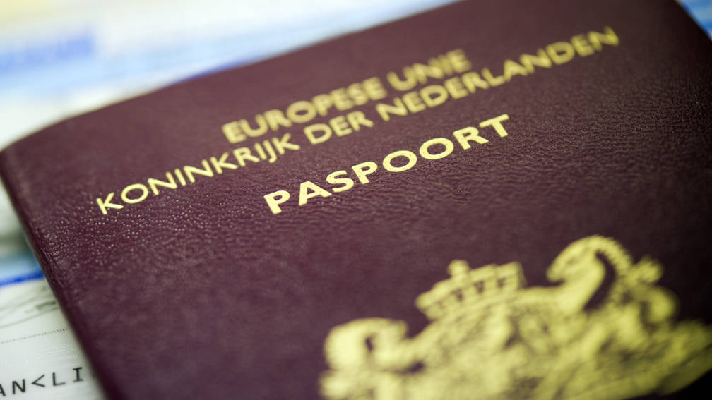 Eerste paspoort zonder 'man' of 'vrouw' NOS Jeugdjournaal